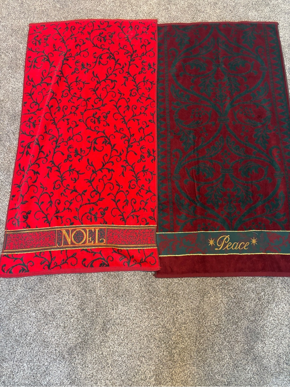 Vintage Santens Christmas Bathroom towels Noel Peace Red Green Cottagecore